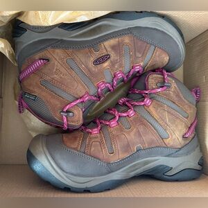Keen Circadia Mid WP Hiking Boots in Syrup/Boysenberry 6.5 NIB